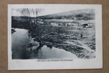 Ansichtskarte AK bei Peronne 1917 Deutsche Soldaten Rast Ufer Somme Bauernhöfe Weltkrieg Ortsansicht Frankreich France 80 Somme